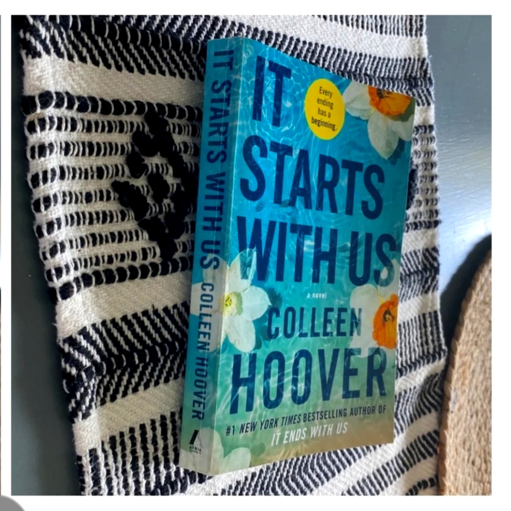 It Starts w US Paperback by Colleen Hoover